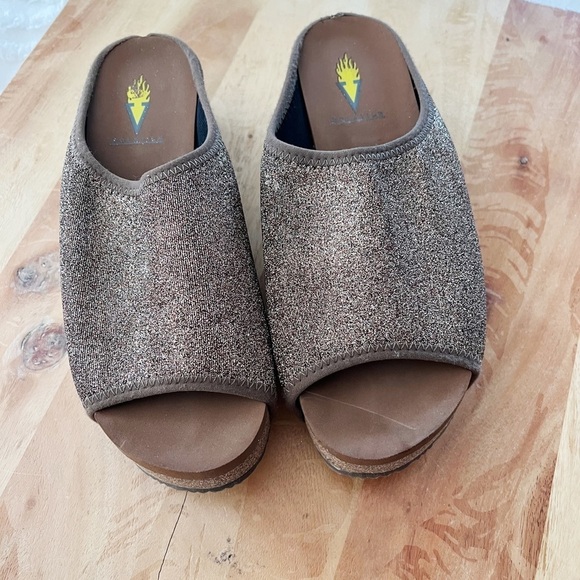 Volatile Gold Sandals Size 7 - Picture 2 of 4